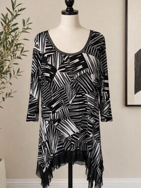 Cable & Gauge Black and White Abstract Tunic